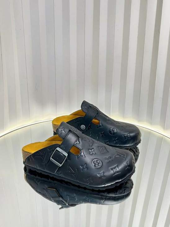 Picture of Louis Vuitton Slippers _SKULVsz35-46mnq11121070